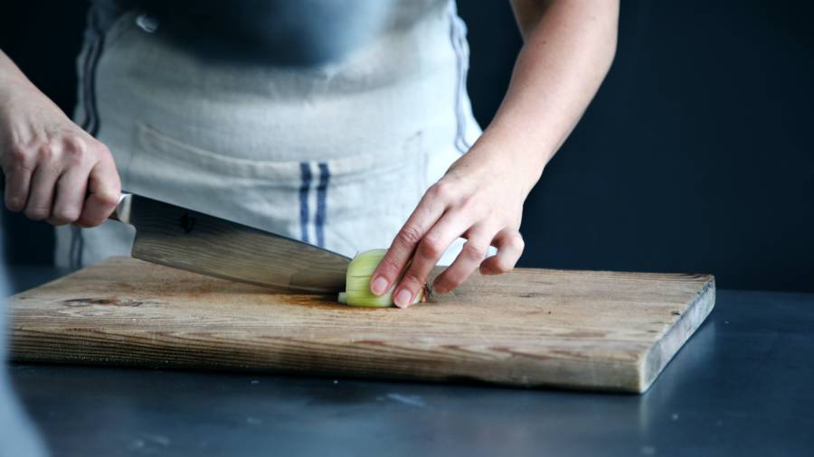 Bei Oma gibt es Leber mit Zwiebeln 5 person slicing green vegetable on chopping board