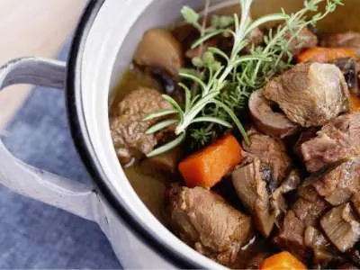 Rehgulasch-rosmarin
