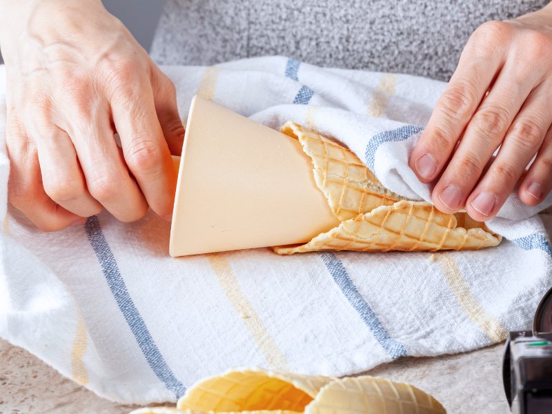 Traditionell knusprige Neujahrskuchen 2 waffeln rollen hilfsmittel