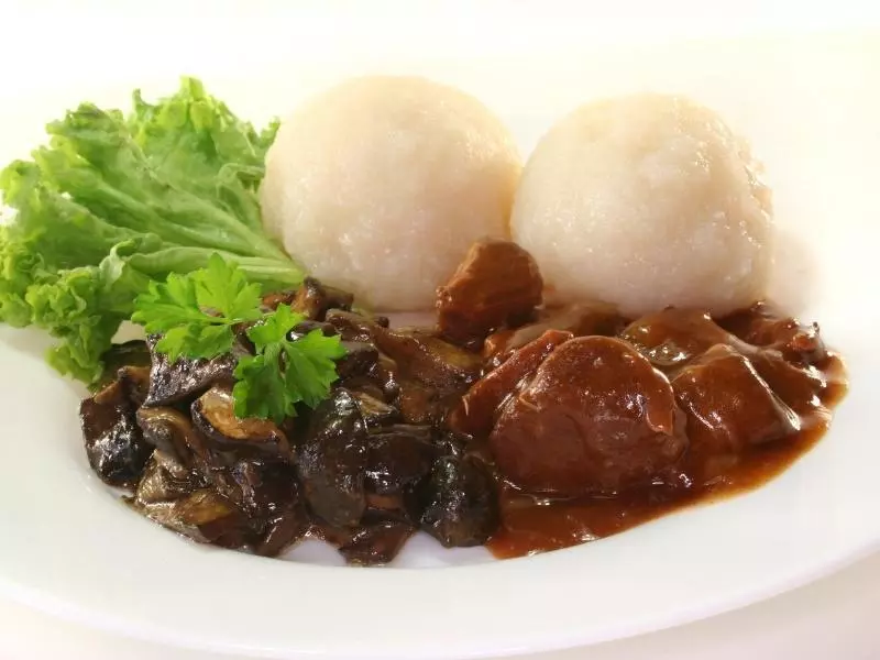 wildgulasch-knoedel-pilze