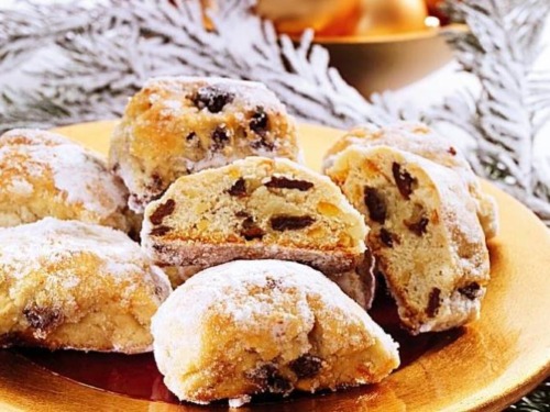Omas Mini-Stollen mit Marzipan 7 Stollenkonfekt auf teller