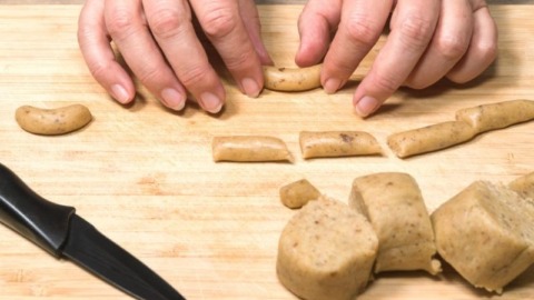 Original Wiener Vanillekipferl, zwei Varianten 4 Kipferl formen