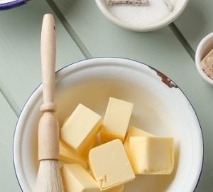 Original Wiener Vanillekipferl, zwei Varianten 2 Vanillekipferl Butter kalt