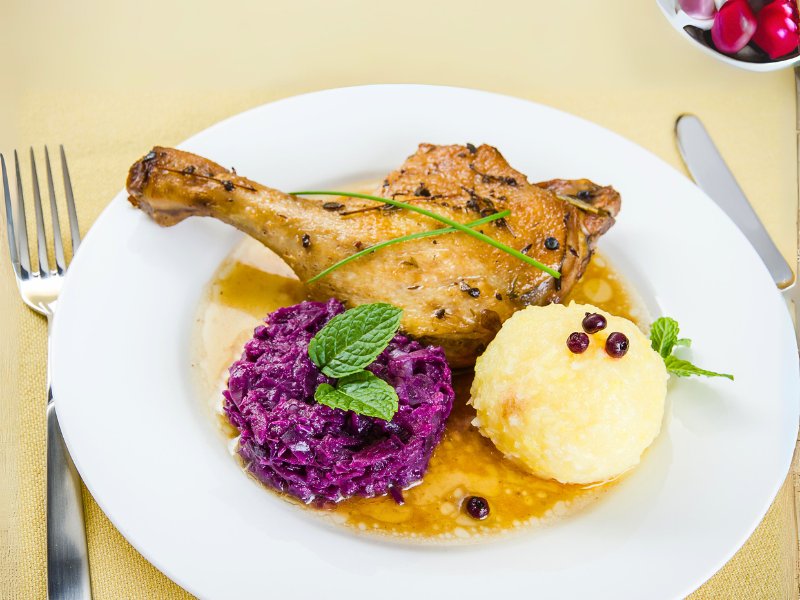Knusprige Entenkeulen nach Omas Rezept 1 ente rotkohl knoedel teller