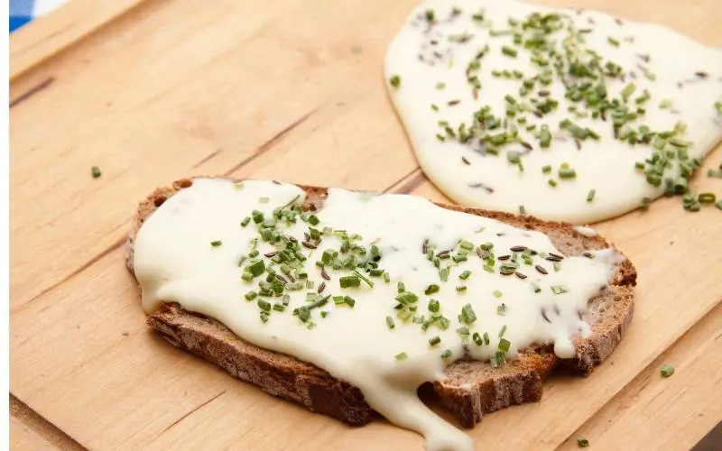 schmelzkäse auf Brot