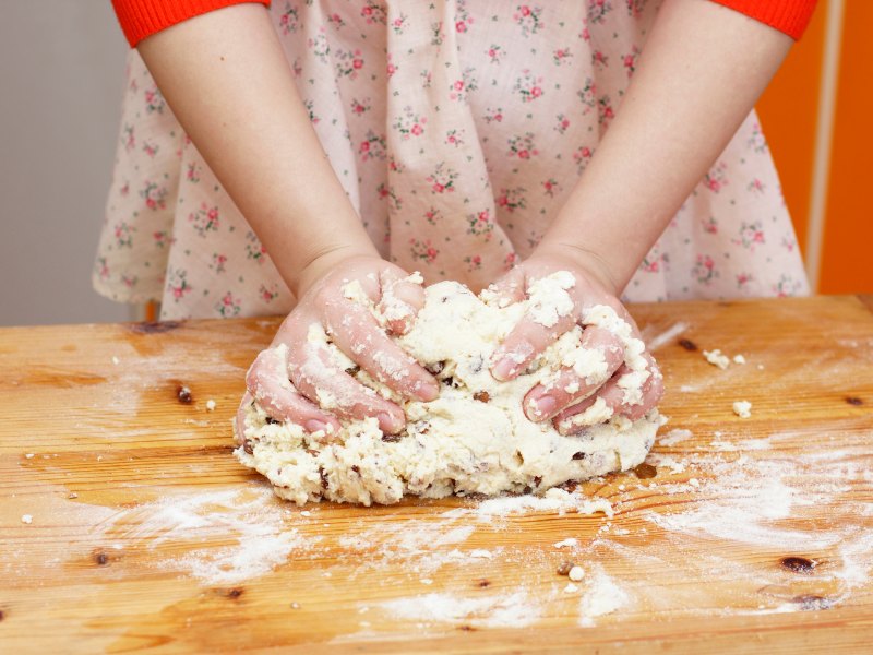 Omas Mini-Stollen mit Marzipan 3 stollenteig-kneten