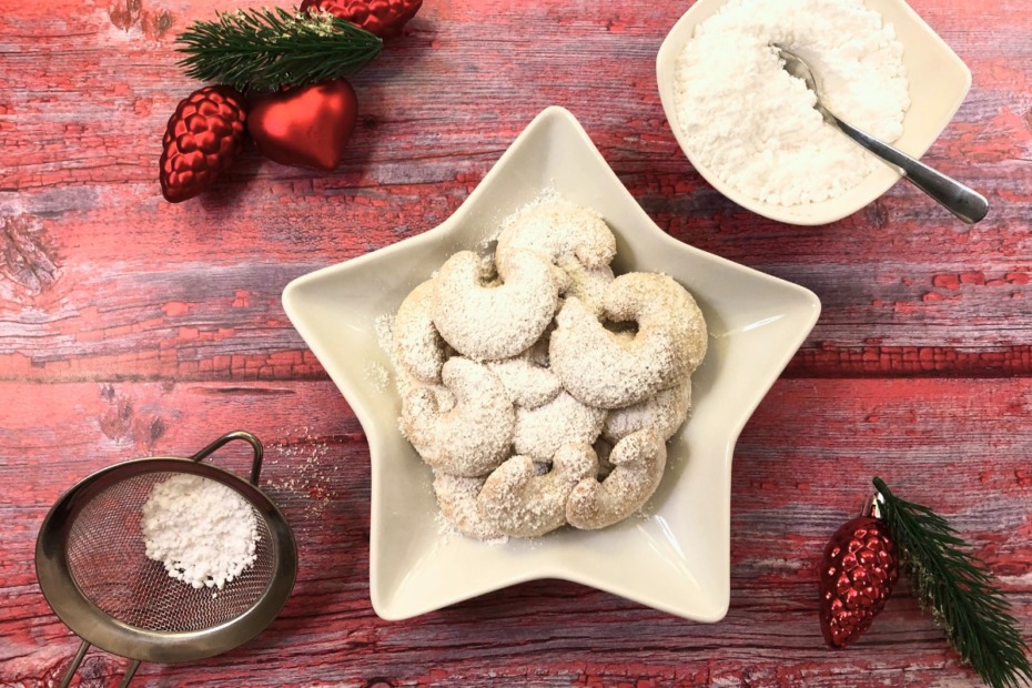 Original Wiener Vanillekipferl, zwei Varianten 1 Vanillekipferl auf Teller