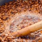 gebrannte Mandeln in Pfanne