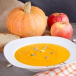 fruchtige-kuerbissuppe-kartoffeln-möhren-apfel