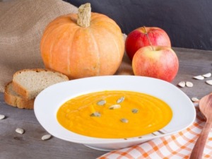 fruchtige-kuerbissuppe-kartoffeln-möhren-apfel