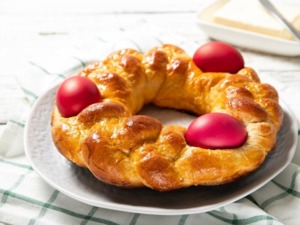 Omas klassischer Osterkranz mit bunten Eiern 6 Osterkranz Rezept