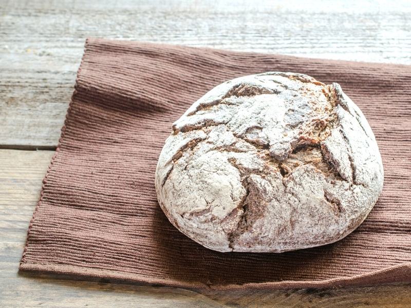 Bodenständiges 100 % Roggenbrot mit Sauerteig 1