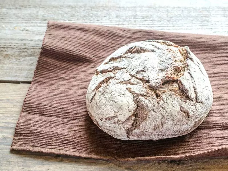 Bodenständiges 100% Roggenbrot mit Sauerteig 4