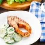 Grilllachs-gurkensalat
