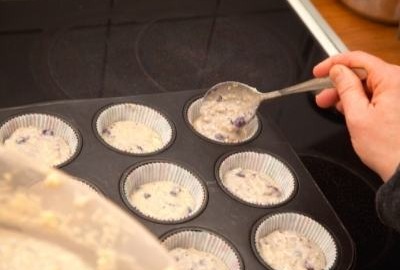 Unwiderstehlich saftige Blaubeermuffins 4 blaubeermuffin-blech-befüllen