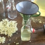 holunderblütensirup-abfuellen