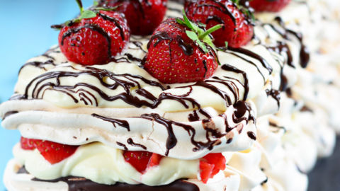Erdbeer-baiser-sahne-dessert