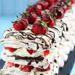 Erdbeer-baiser-sahne-dessert