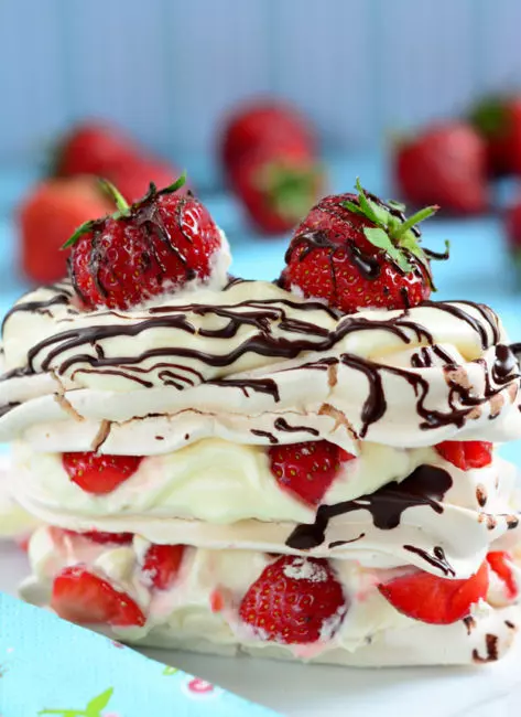 erdbeer-baiser-dessert