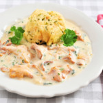 Pfifferlinge in Sahnesoße auf dem Teller