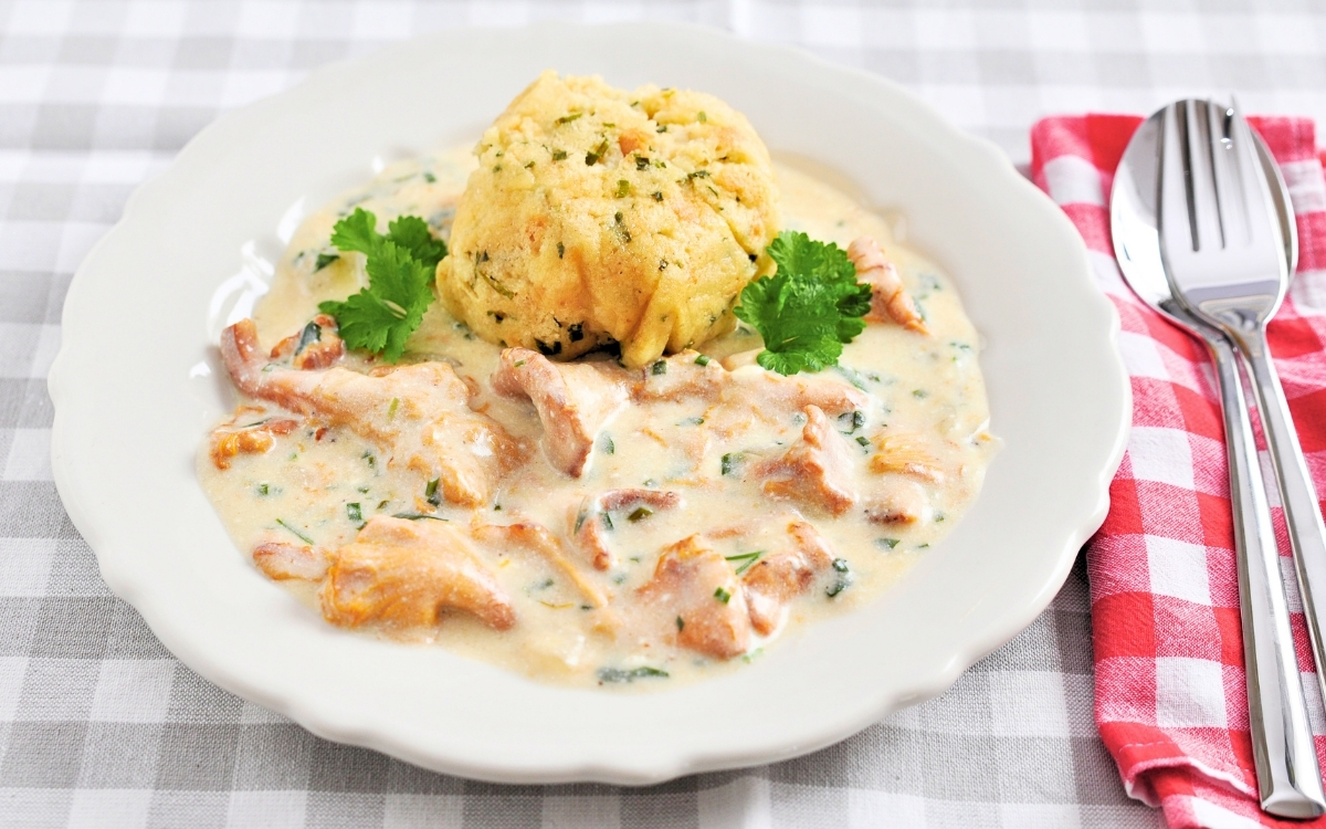 Pfifferlinge in Sahnesoße auf dem Teller