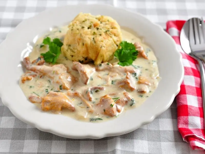 pfifferlingrahmsoße-rezept-teller