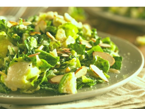 Rosenkohlsalat mit Käse und Speck 1 Rosenkohlsalat-nah-speck