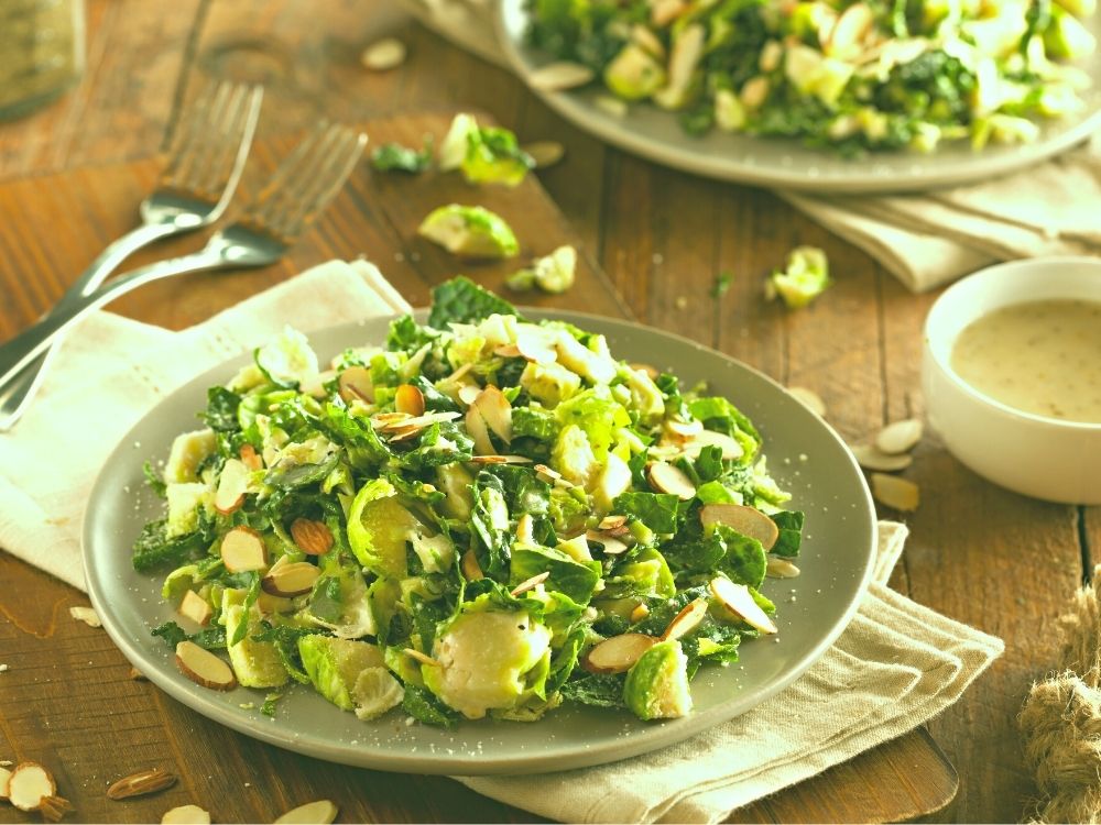 Rosenkohlsalat mit Käse und Speck - Oma Kocht