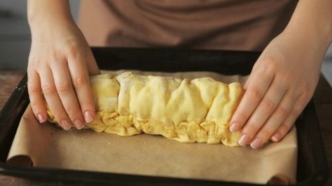 Omas Apfelstrudel mit Vanillesoße 5 apfelstrudel-backen