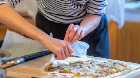 Omas Apfelstrudel mit Vanillesoße 4 apfelstrudel falten