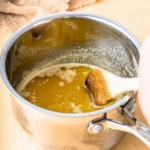 Knackige Haferflockenkekse 7 Geschmolzene Butter mit Zucker