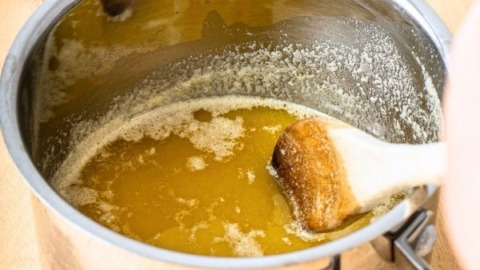 Knackige Haferkekse 8 Geschmolzene Butter mit Zucker
