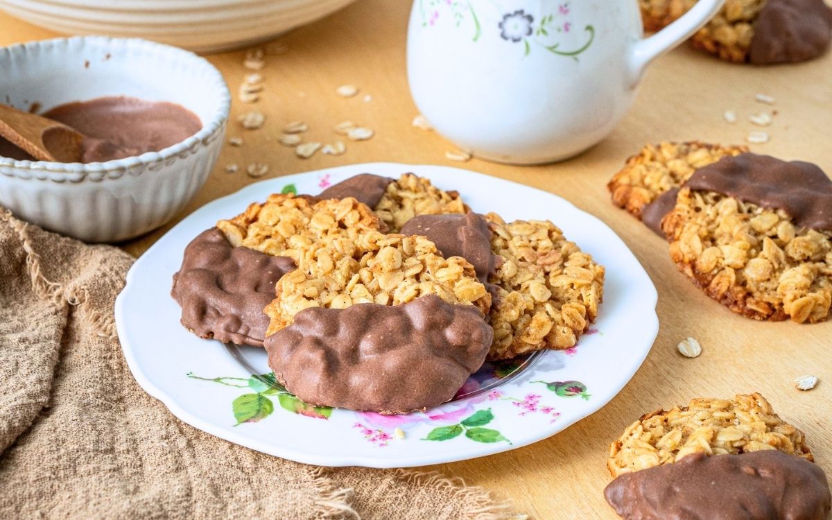 Knackige Haferflockenkekse 6 Haferflockenkekse Rezept auf teller