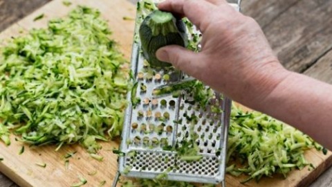 Schnelle Zucchinipuffer - einfach lecker 3 zucchini-reiben
