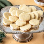 Traditionelle Heidesand-Plätzchen 10 Heidesandplätzchen und Taler auf Plätzchenteller