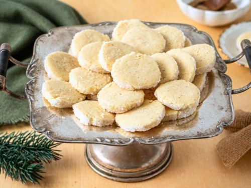 Heidesandplätzchen und Taler auf Plätzchenteller