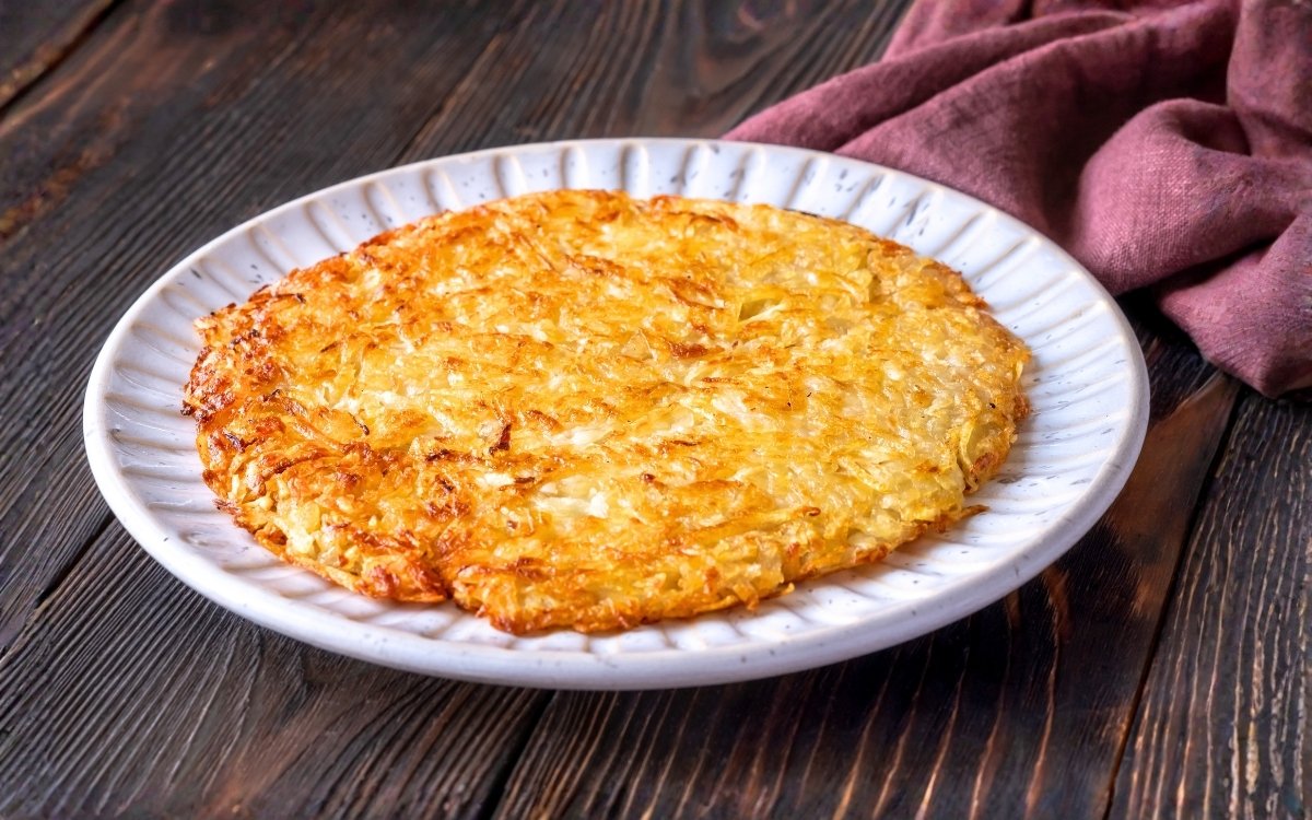 Original krosse Kartoffel-Rösti, auf zwei Arten 8 Kartoffelrösti auf Teller