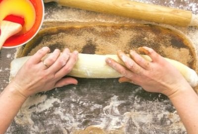 zimtstschnecken-teig-aufrollen