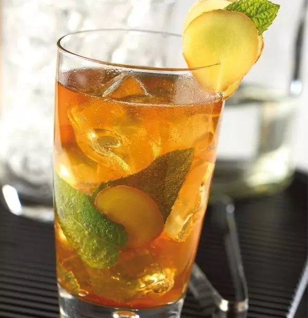 ginger-ale-erdbeeren-bowle