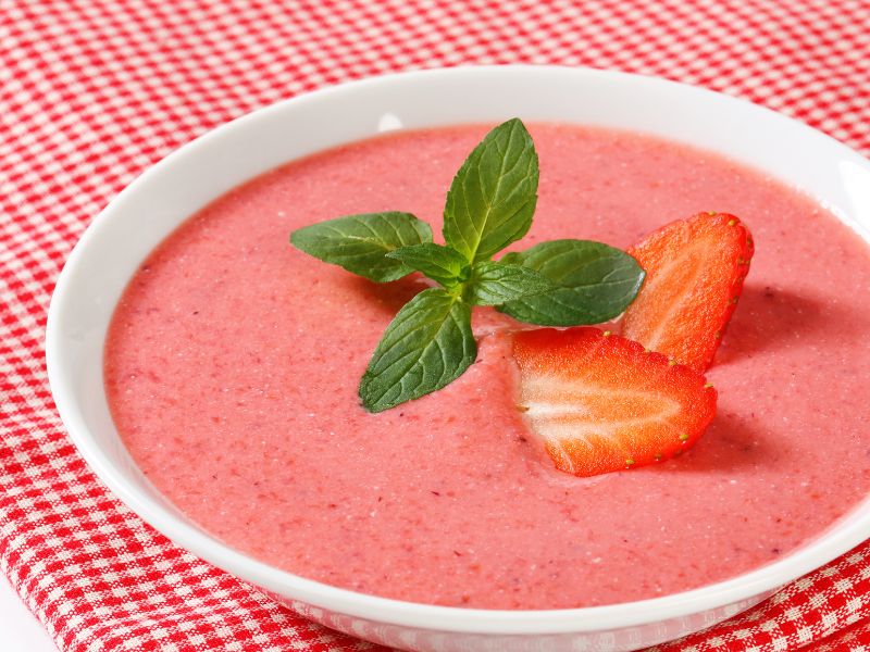 Kalte sommerliche Erdbeersuppe mit Joghurt 1