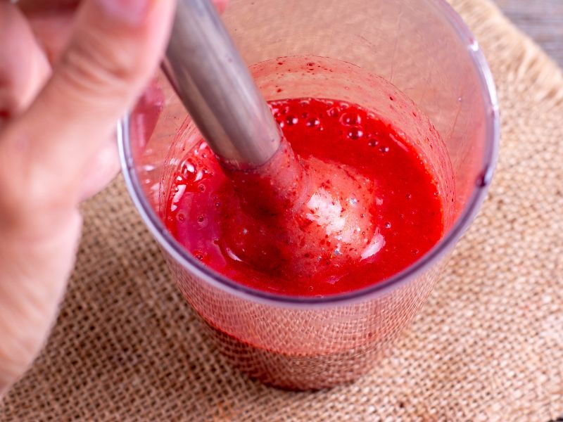 Selbstgemachter Erdbeerjoghurt 1 pürierte-erdbeeren