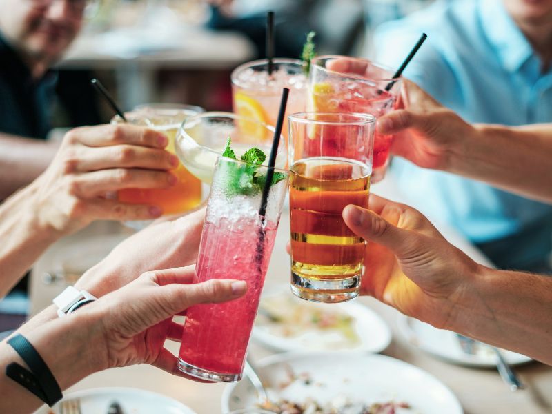 Sommerliche Gartenparty – so gelingt sie 5 anstossen-gartenfest