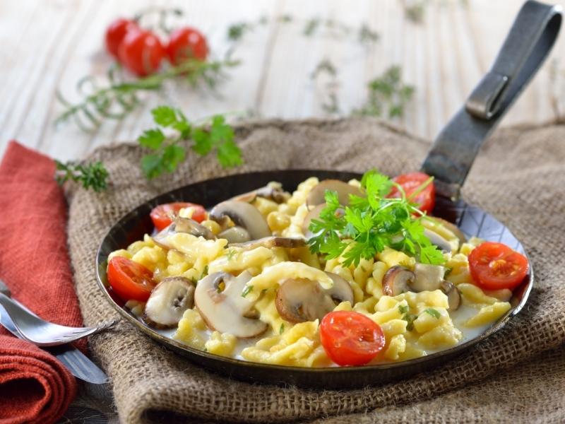 Spätzlepfanne mit Pilzen und Speck - Oma Kocht