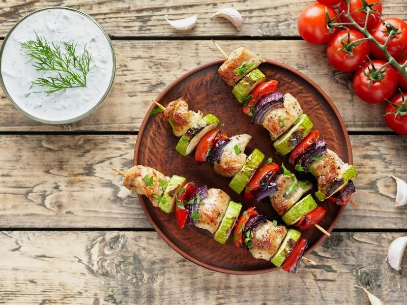 Putenspieße mit Zucchini und Tomaten - Oma Kocht