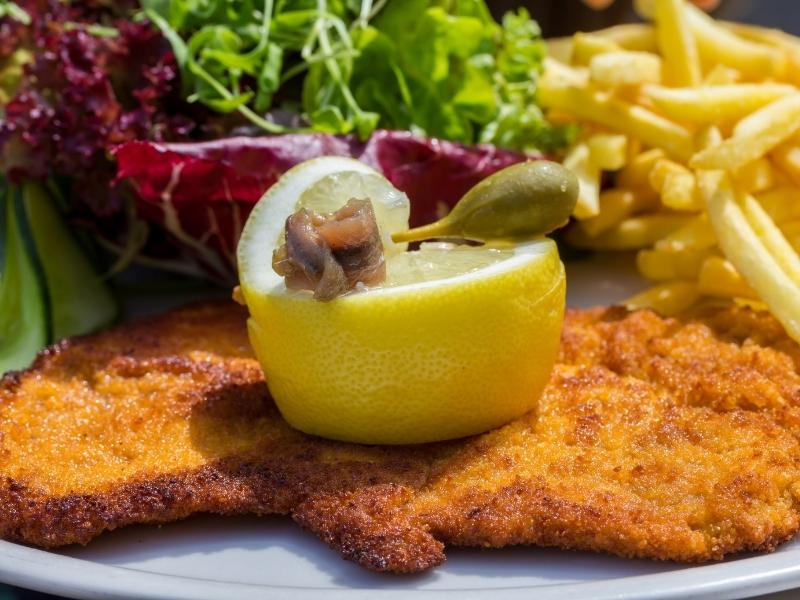 schnitzel-mit-wiener-garnitur