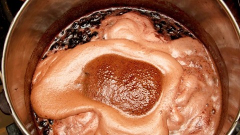 Omas fruchtige Quittenmarmelade 3 quiten im Topf aufkochen
