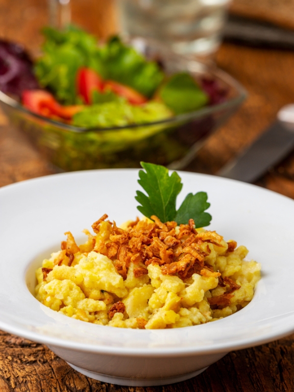 Lecker deftige Käsespätzle - Oma Kocht
