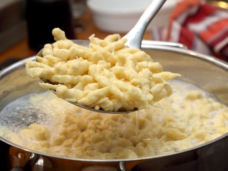 spaetzle-abschoepfen-topf