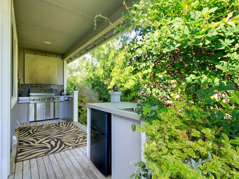 Ein Plätzchen im Garten: Versteckte Gasgrill-Lösungen 2 aussen-grill-kueche