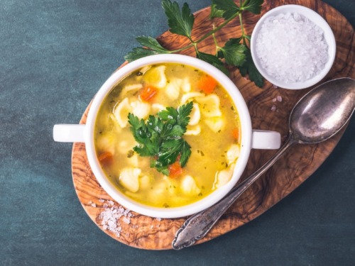 Klassische Hühnernudelsuppe von Oma, goldgelb und deftig 3 huehnersuppe-klassisch-rezept